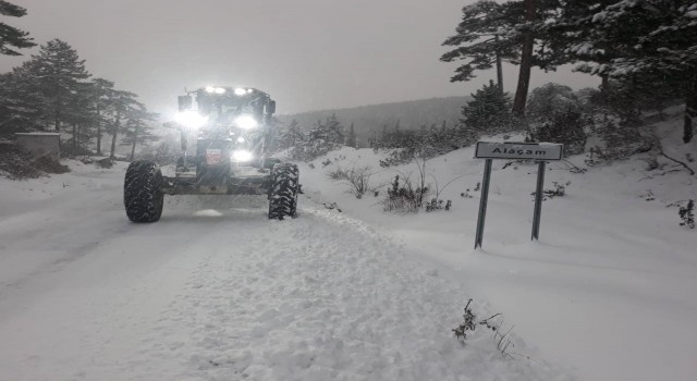 Dursunbeyde kar yağışı sonrası 38 mahallenin yolu ulaşıma kapandı