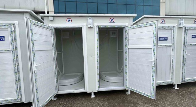 Düzce Belediyesinin seyyar tuvalet ve duş kabinleri depremzedelere gönderildi