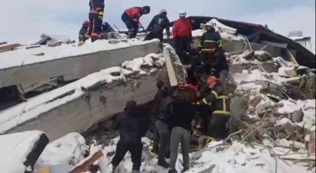 Düzce itfaiyesi ekibi 33 saat sonra yaralı vatandaşı enkazdan çıkardı