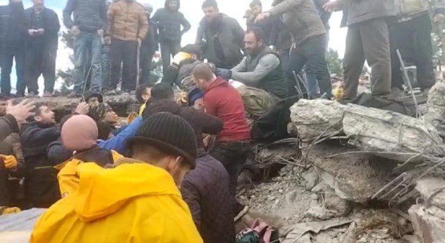 Düziçi ilçesinde yıkılan binadan bir kişi sağ kurtarıldı