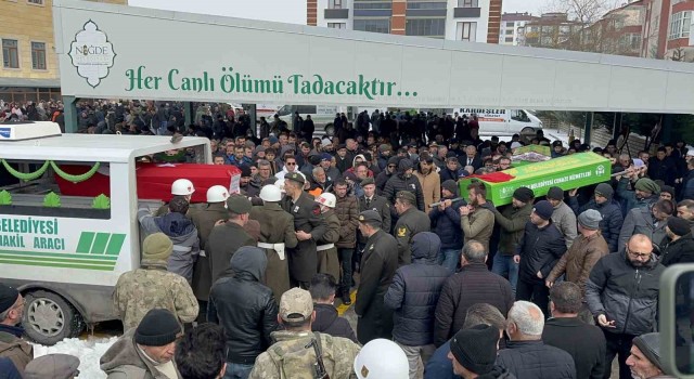 Ebrar Sitesinin enkazından çıkarılan Uzman Çavuş Yaman, eşi ve iki çocuğu toprağa verildi