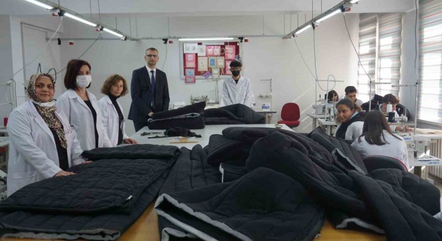 Edirnede depremzedeler için uyku tulumu üretiliyor