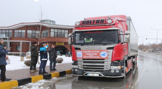 Edremit Belediyesinden deprem bölgesine 6 tır ihtiyaç malzemesi