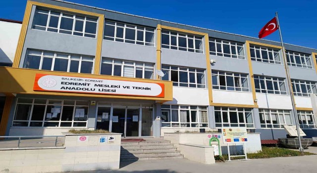 Edremitte 3 Lise binası güçlendirme için tahliye edildi