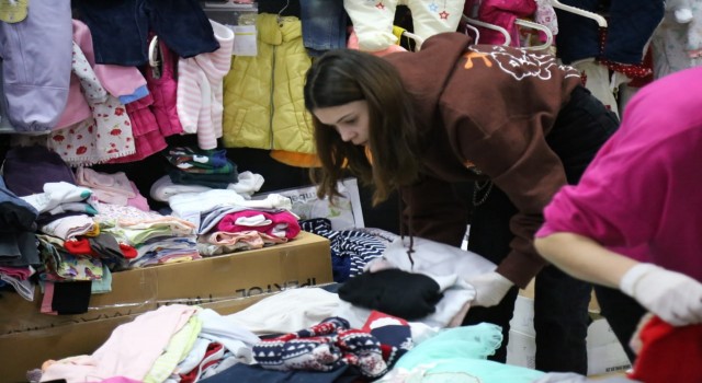 Edremitte depremzedeler için yardımlar devam ediyor