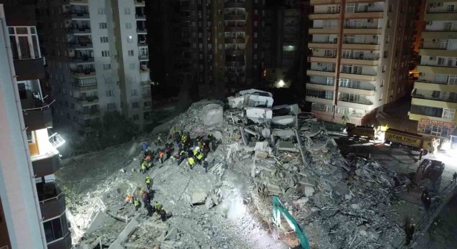 Ekim Apartmanında kurtarma çalışması başlatıldı