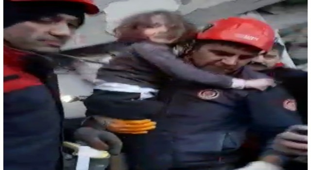 Ekipler 3 yaşındaki Meryemi ve babasını kurtardı