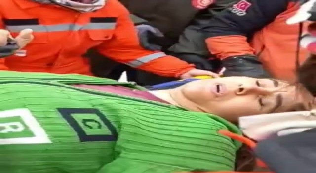 Ekiplere seslenen anne ve kızı enkazdan çıkarıldı