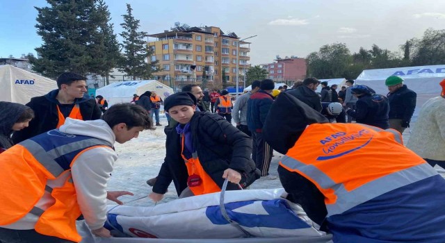 Ekipleri enkazda, gönüllüleri vatandaşın yanında