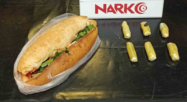 Ekmeğin arasına gizledikleri uyuşturucuyla yakalandılar