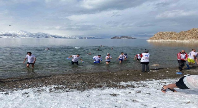 Eksi 5 derecede Van Gölünün serin sularına girdiler