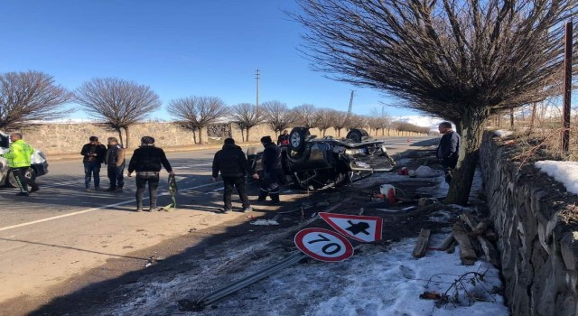 Elazığ ağaca çarpan hafif ticari araç ters döndü: 2 yaralı