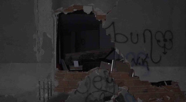 Elazığda 9 katlı binanın duvarları yıkıldı
