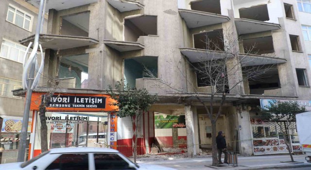 Elazığda ağır hasarlı binalara ‘naylon şeritli önlem