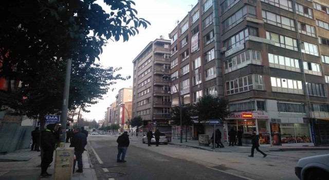 Elazığda beşik gibi sallanan bina paniğe neden oldu