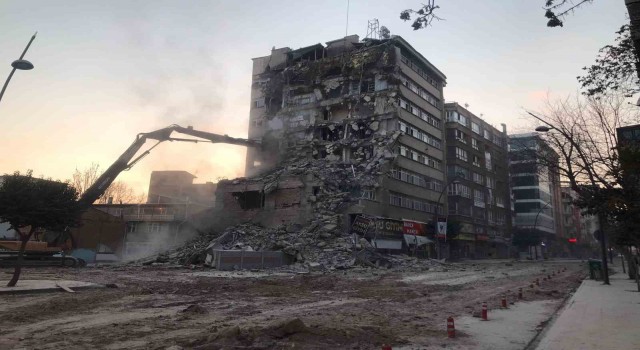 Elazığda beşik gibi sallanan binanın yıkımına başlandı