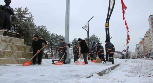 Elazığda cadde ve kaldırımlar kardan temizleniyor