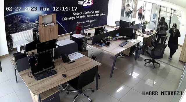 Elazığda deprem anı bir televizyonun güvenlik kamerasına yansıdı