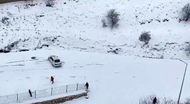 Elazığda yol buz pistine döndü, araçlar böyle kaydı