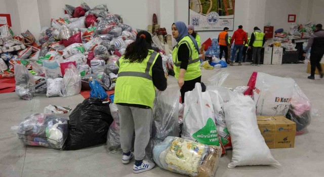 Elazığdan deprem bölgesine yardımlar sürüyor