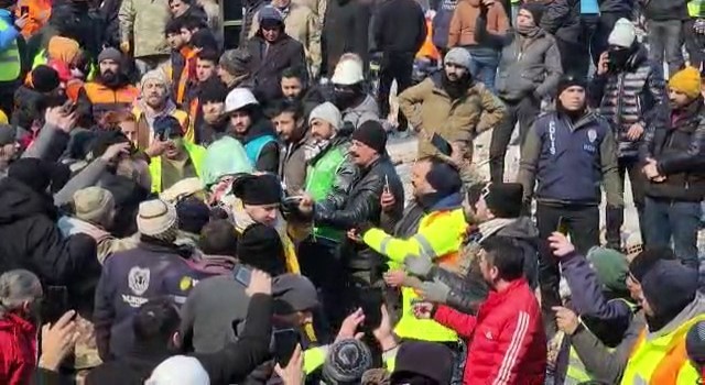 Elbistanda 12 yaşındaki Muhammed depremden 79 saat sonra enkazdan çıkartıldı