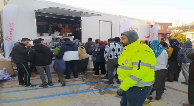 Emet Belediyesinden Hatayda bin 500 kişiye sıcak yemek