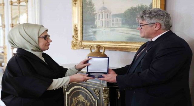 Emine Erdoğana Uluslararası Apiterapi Federasyonundan Dr. Beck Apiterapi Ödülü
