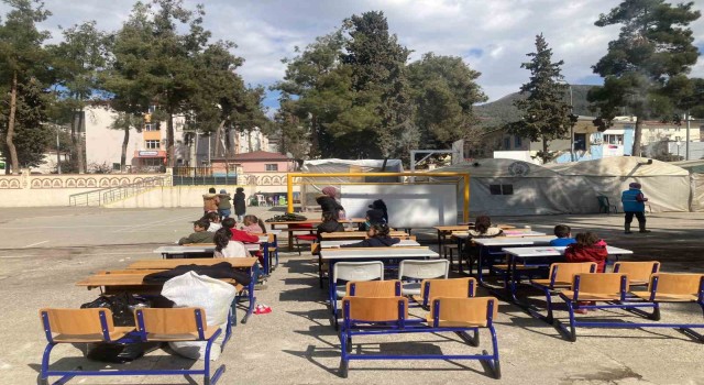 Emine öğretmen, depremzede çocukları eğlendiriyor