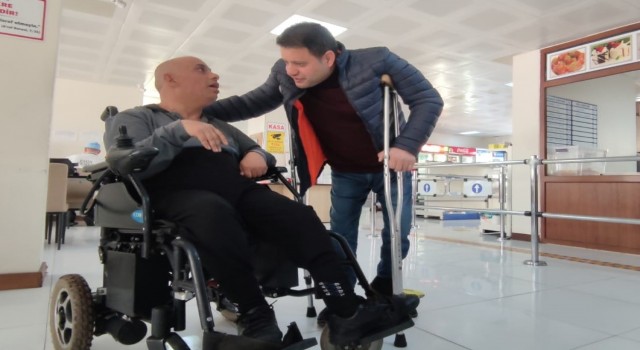 Engelli aracı enkaz altında kalan Ahmet Aslana akülü engelli aracı hediye edildi