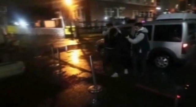 Enkaz altında kalanlarla alay eden 2 şüpheli yakalandı