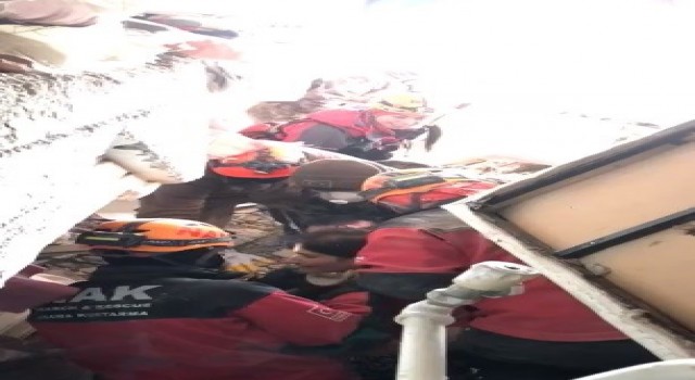 Enkaz altındaki depremzedeyi kadın arama kurtarma eri hayatta tuttu