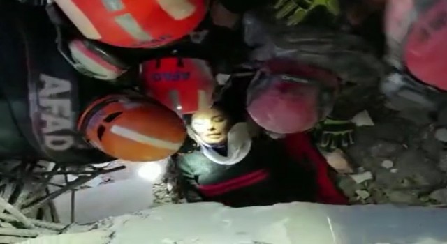 Enkaz altındaki kadın 99uncu saatte kurtarıldı