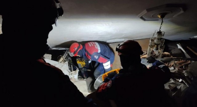 Enkaz altındaki vatandaşların imdadına böyle yetiştiler