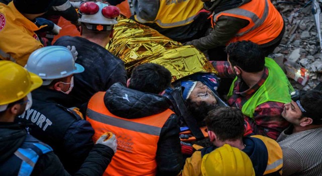 Enkaz altından 110 saat sonra hayata dönüş