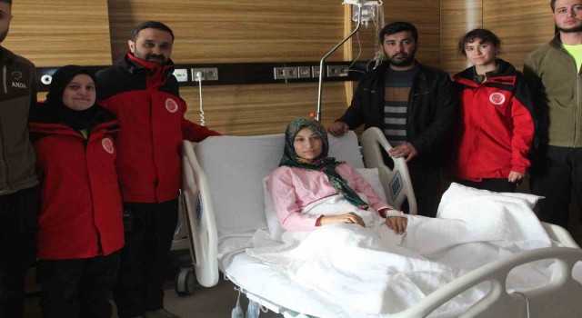 Enkaz altından 13üncü saatte çıkarılan Hatice ile kurtarma ekibinin duygusal buluşması