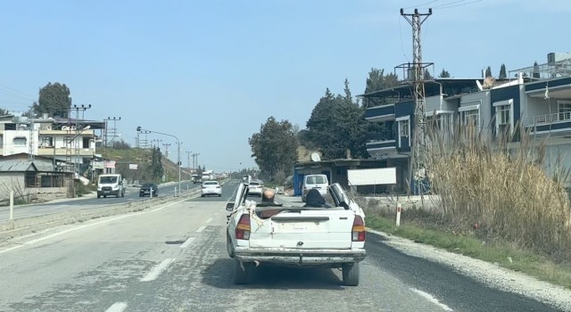 Enkaz altından çıkardığı yarım otomobille trafiğe çıktı