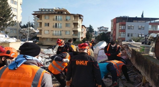 Enkaz altından çıkarılan kadının ilk sözleri: Allahım şükürler olsun ya Rabbim