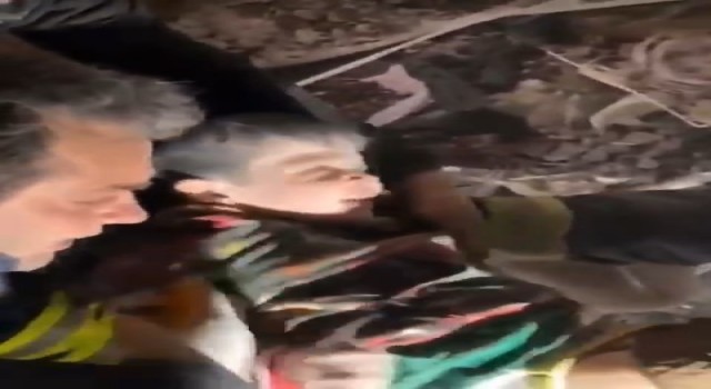 Enkaz altından kurtarılan 3 yaşındaki Mirana hayat öpücüğü