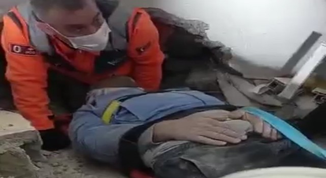 Enkaz altından kurtarma saniye saniye kaydedildi