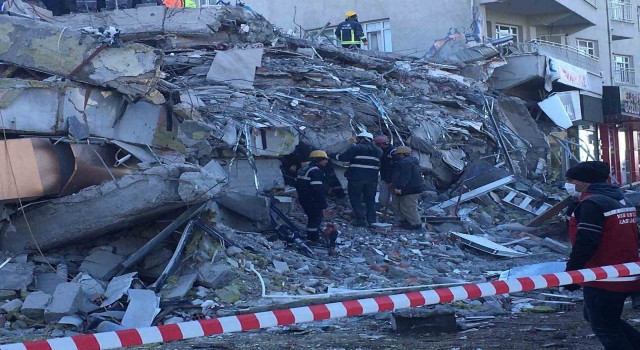 Enkaz altından ses duymak için yoğun çaba sarf ediyorlar