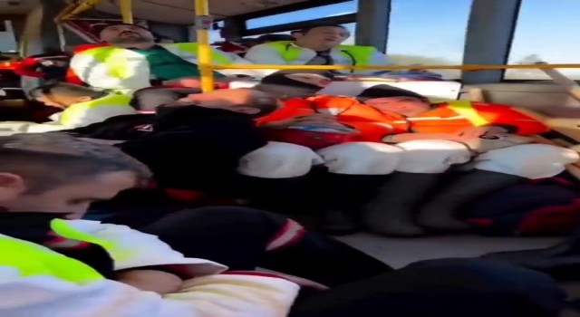 Enkaz başında yorgunluğunu unutan ekiplerin yürek ısıtan görüntüleri