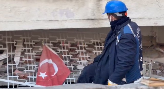 Enkaz çalışmalarına destek veren zabıta personelinden Türk bayrağı hassasiyeti