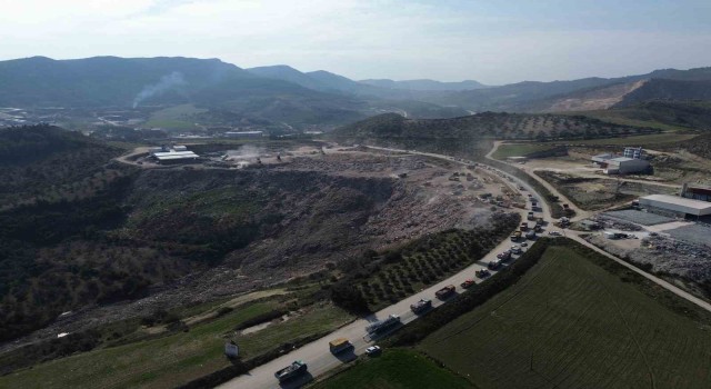 Enkaz taşıyan hafriyat kamyonlarının oluşturduğu kuyruk havadan görüntülendi