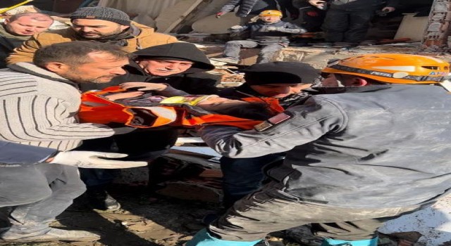 Enkazda 30 saat kalan kızını bekleyen baba böyle sevinç yaşadı: