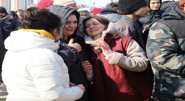 Enkazda iki kardeş ve babalarının yaşam umudu: Üç kez duvara vurdular