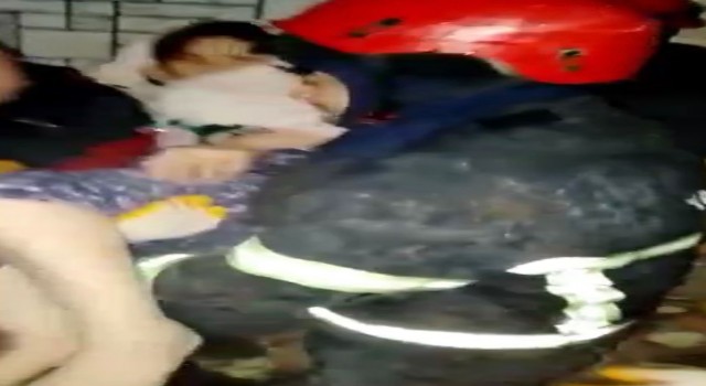 Enkazda mahsur kalan 2 kişi böyle kurtarıldı