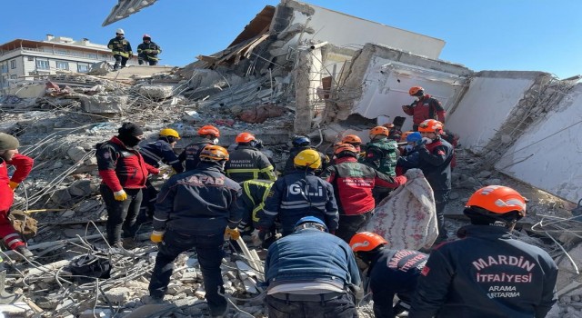 Enkazdan 129. saatte 6 kişi kurtarıldı