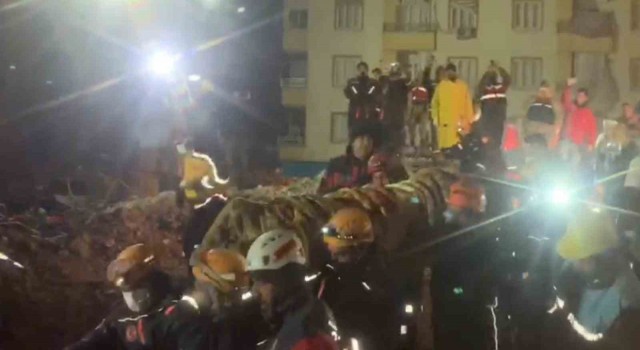 Enkazdan 69 saat sonra kurtarıldı, AFAD ekipleri sevinçten gözyaşı döktü