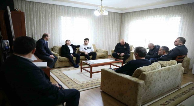 Enkazdan 72 saat sonra kurtarılan Yılmaza geçmiş olsun ziyareti