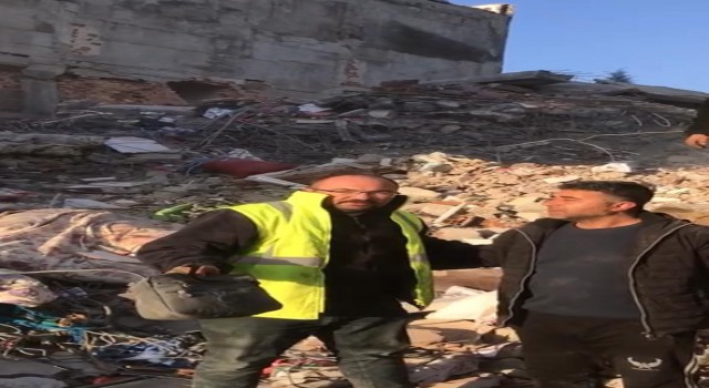 Enkazdan bulduğu 500 bin TLlik altın dolu çantayı sahibine teslim etti